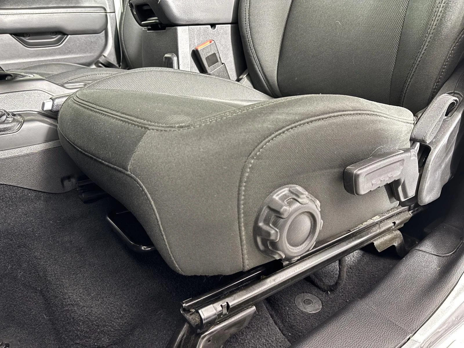 Used 2020 Billet Silver Metallic Jeep Sahara image 11