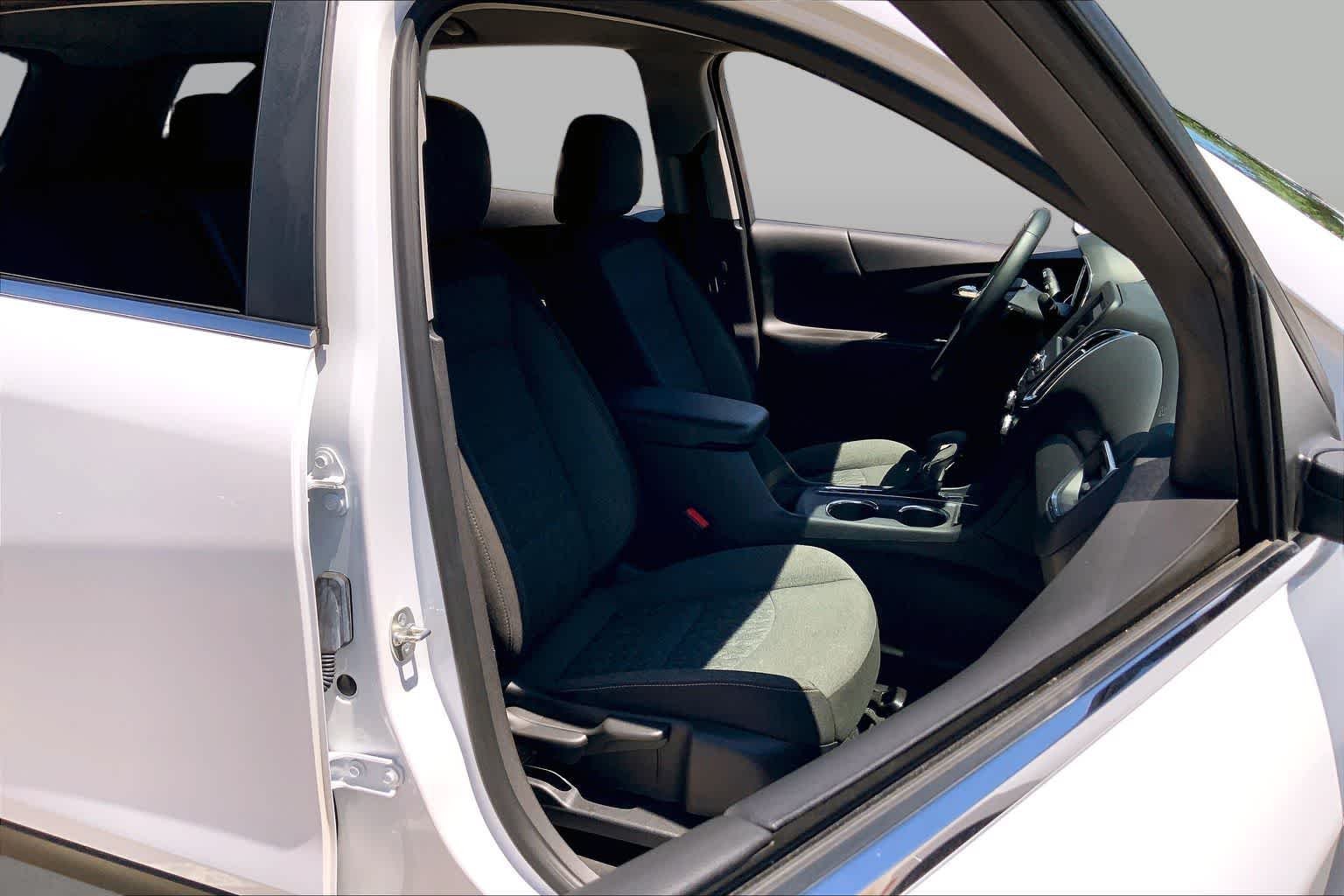 Used 2024 Summit White Chevrolet LT image 9