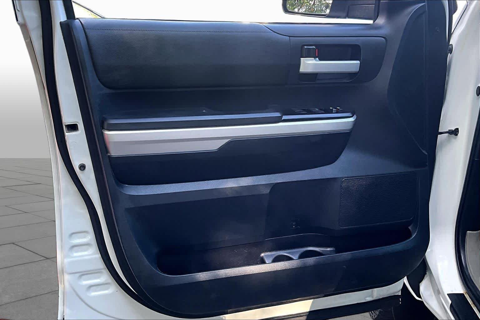 Used 2015 Super White Toyota SR5 image 19