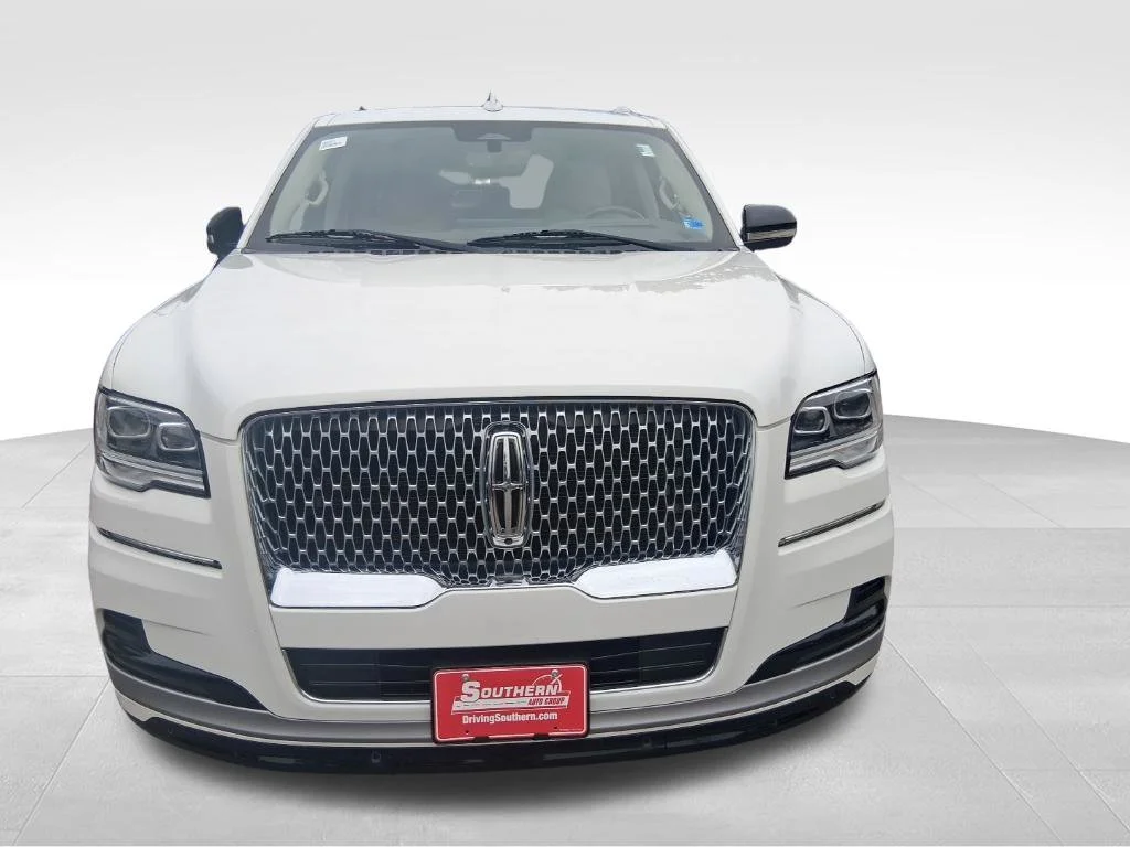 Used 2022 White Lincoln Reserve image 2