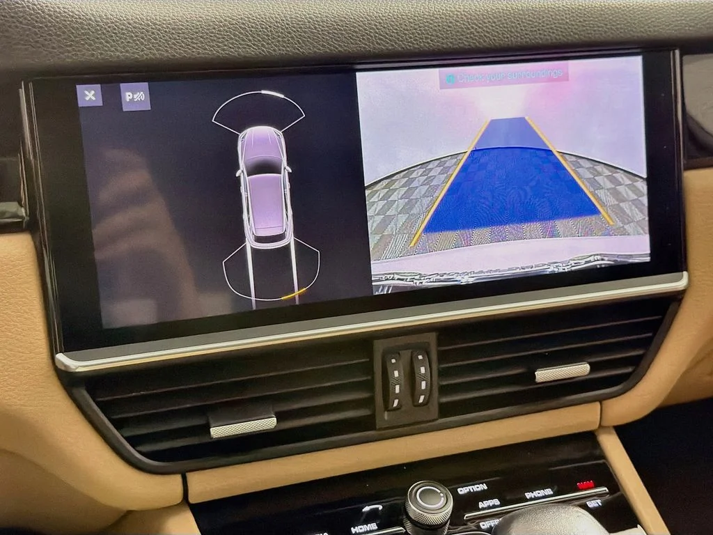 Used 2019  Porsche Base image 14