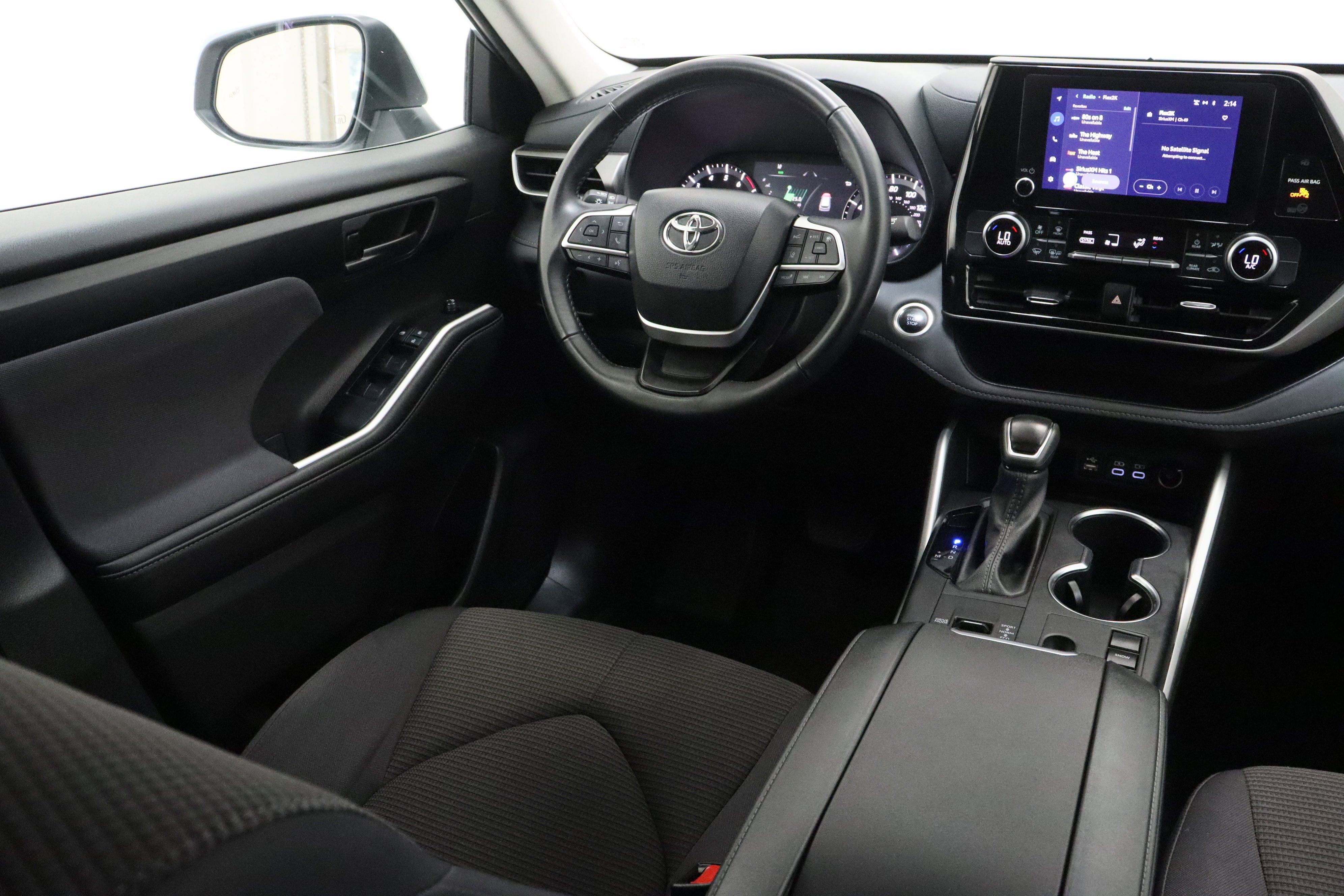 2025 Toyota Highlander LE - Photo 31