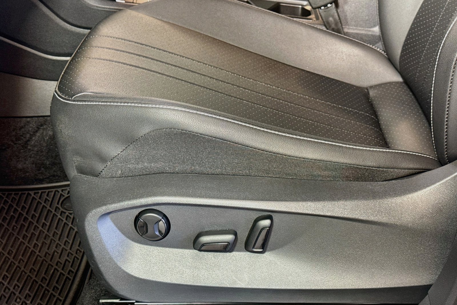 Used 2023 Platinum Gray Metallic Volkswagen SE image 18