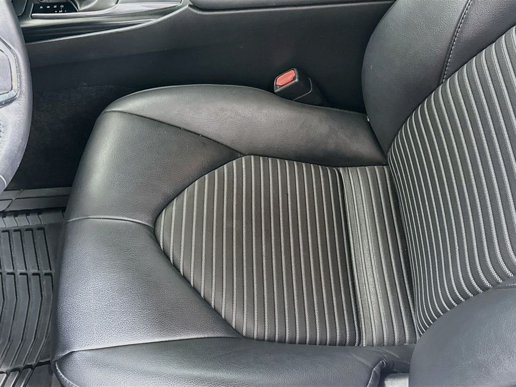 Used 2019 White Toyota  image 17