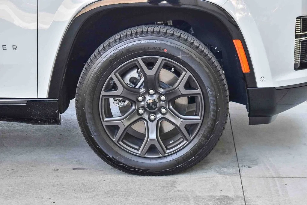 New 2026 Bright White Clear-Coat Exterior Paint Jeep ALTITUDE image 11