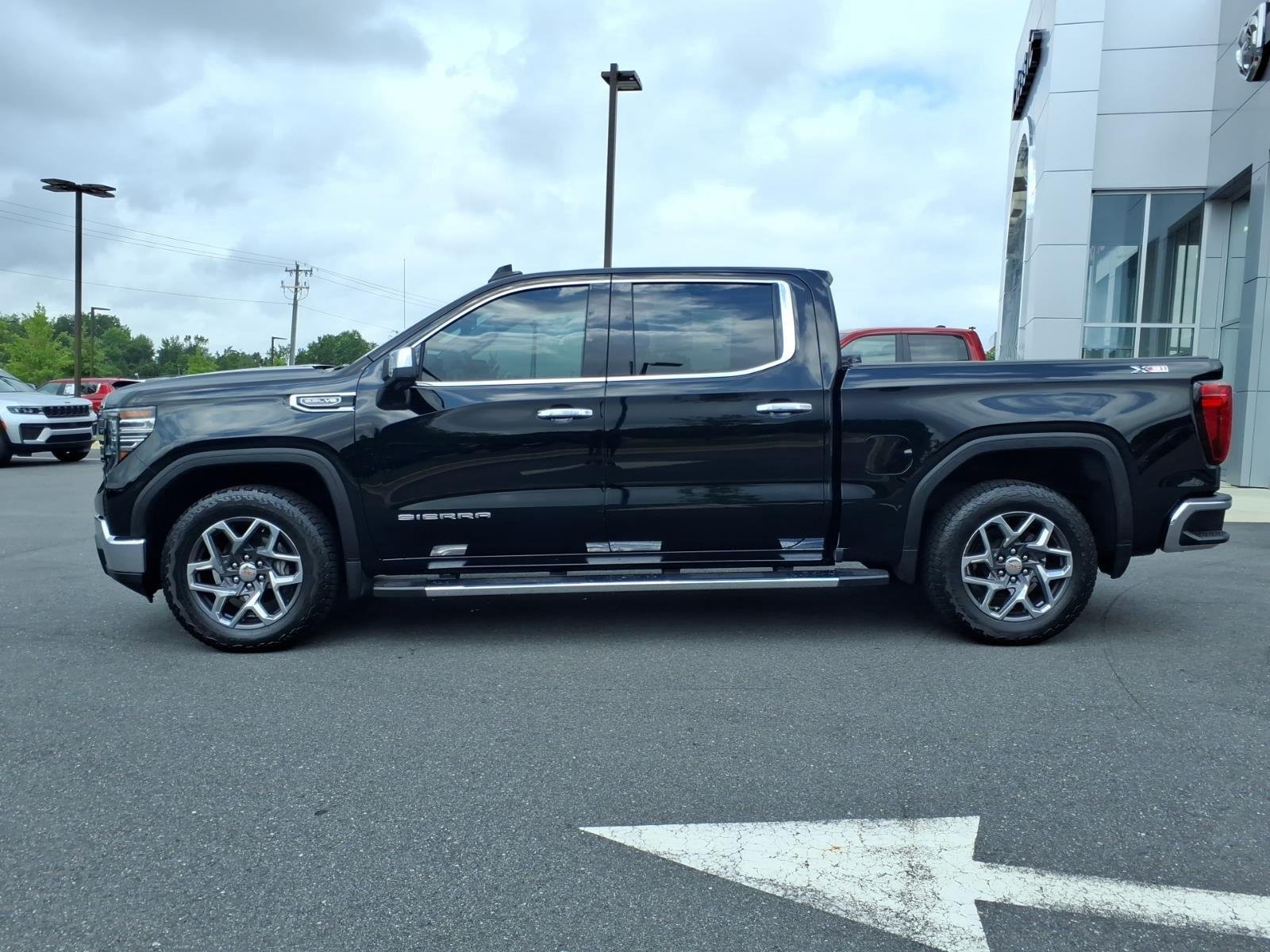 Used 2023 Onyx Black GMC SLT image 3