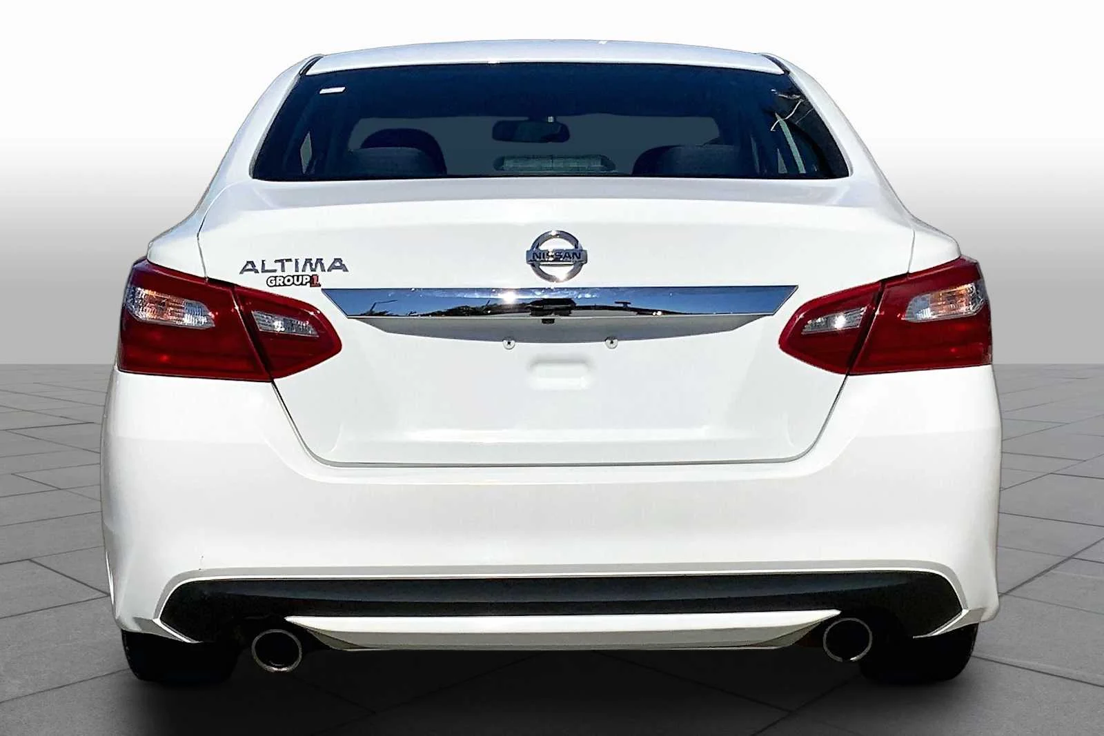 Used 2018 Glacier White Nissan 2.5 S image 5