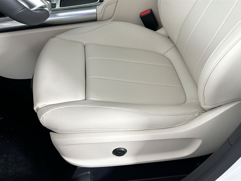 New 2026 Polar White Mercedes-Benz GLA 250 image 18