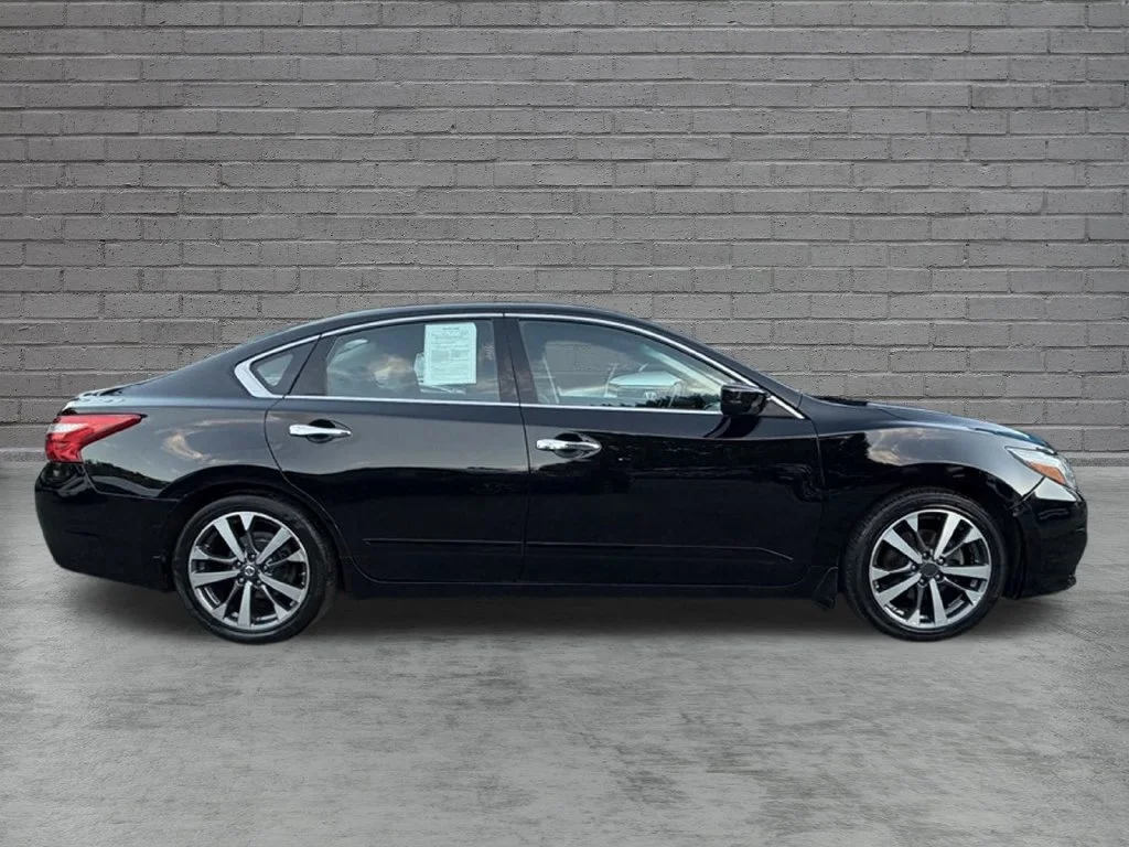 Used 2016 Super Black Nissan 2.5 SR image 10