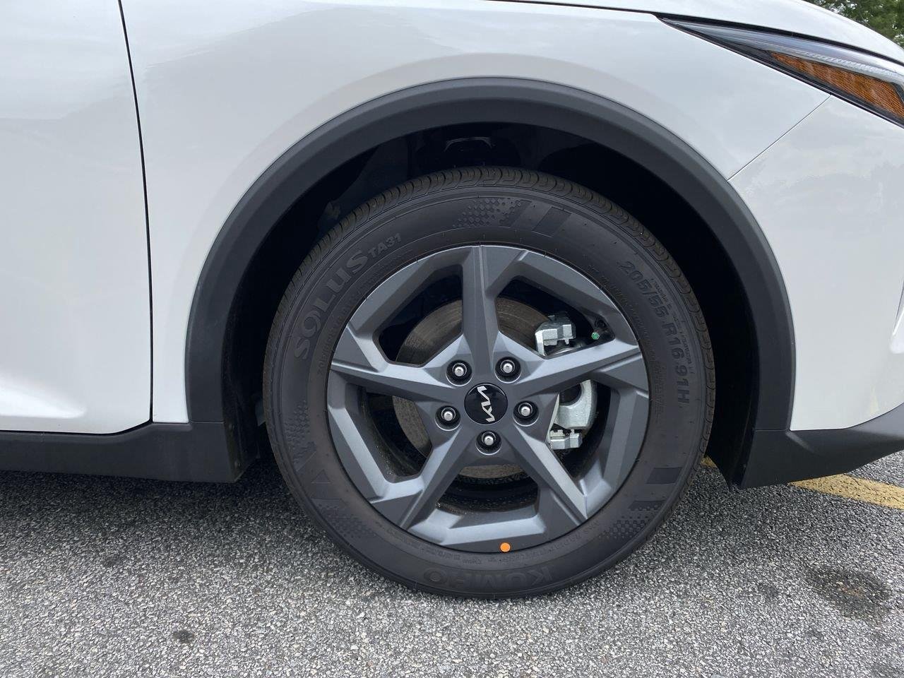 New 2026 Snow White Pearl Kia LXS image 14