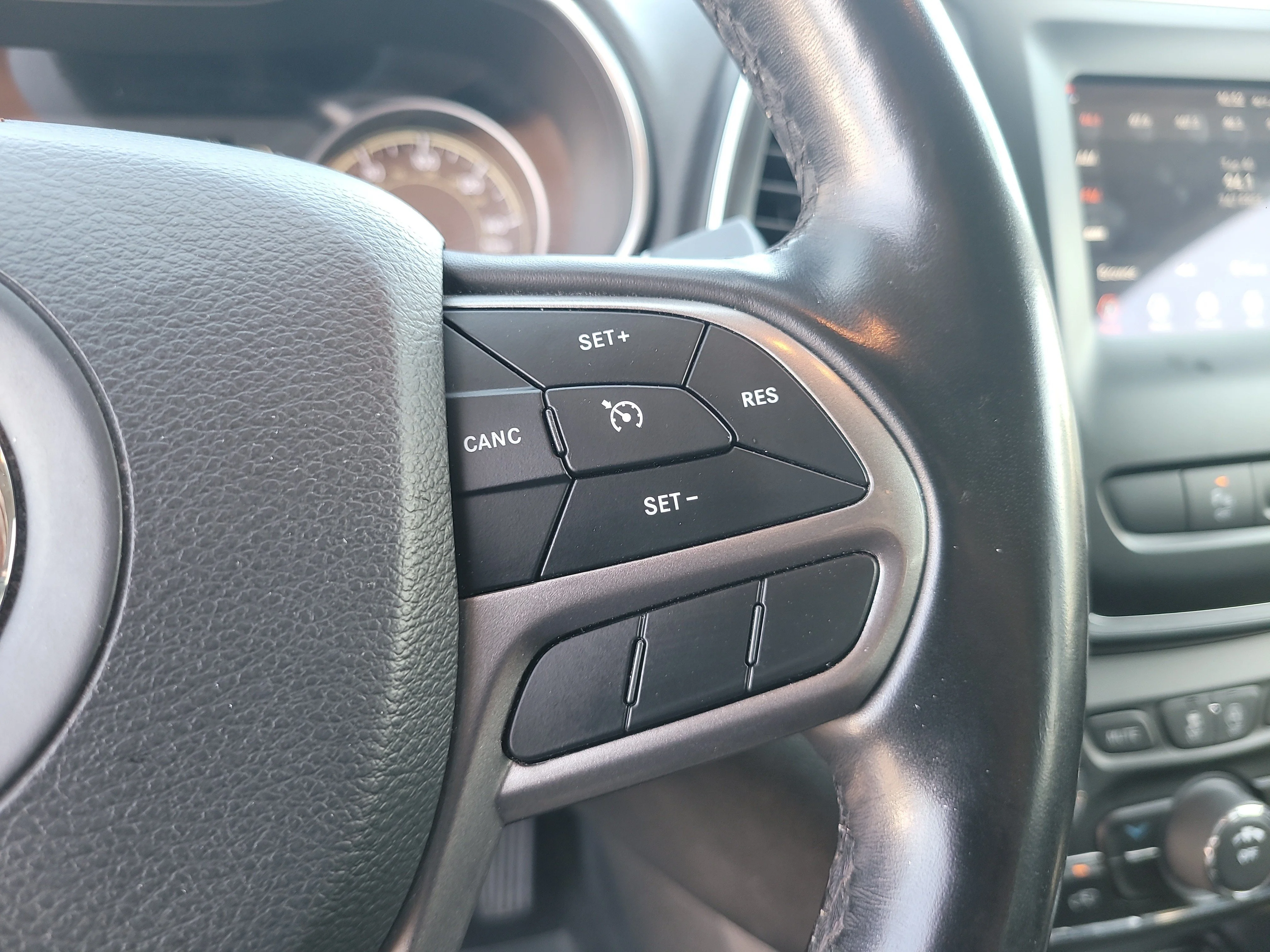 Used 2021 Sting-Gray Clearcoat Jeep Latitude Plus image 28