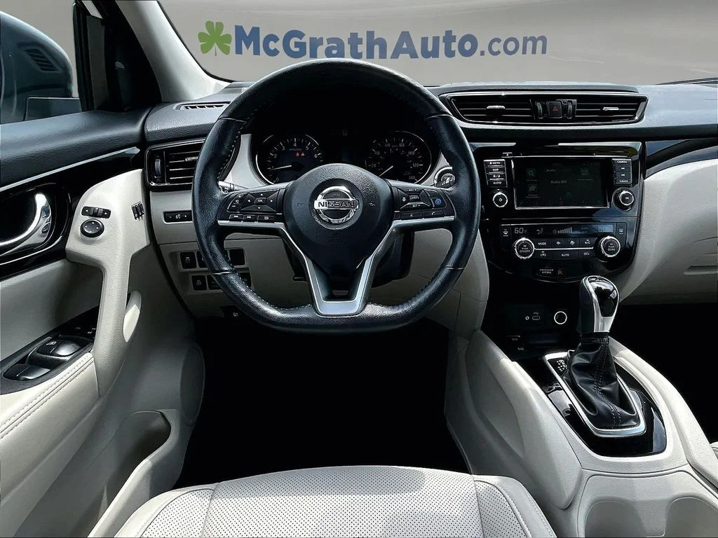 Used 2022 White Nissan SL image 10