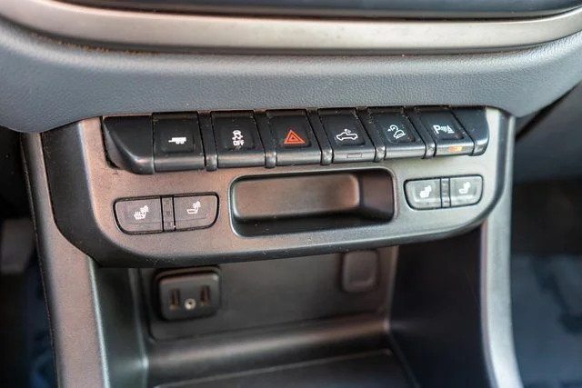 Used 2021 Gray Chevrolet Z71 image 26