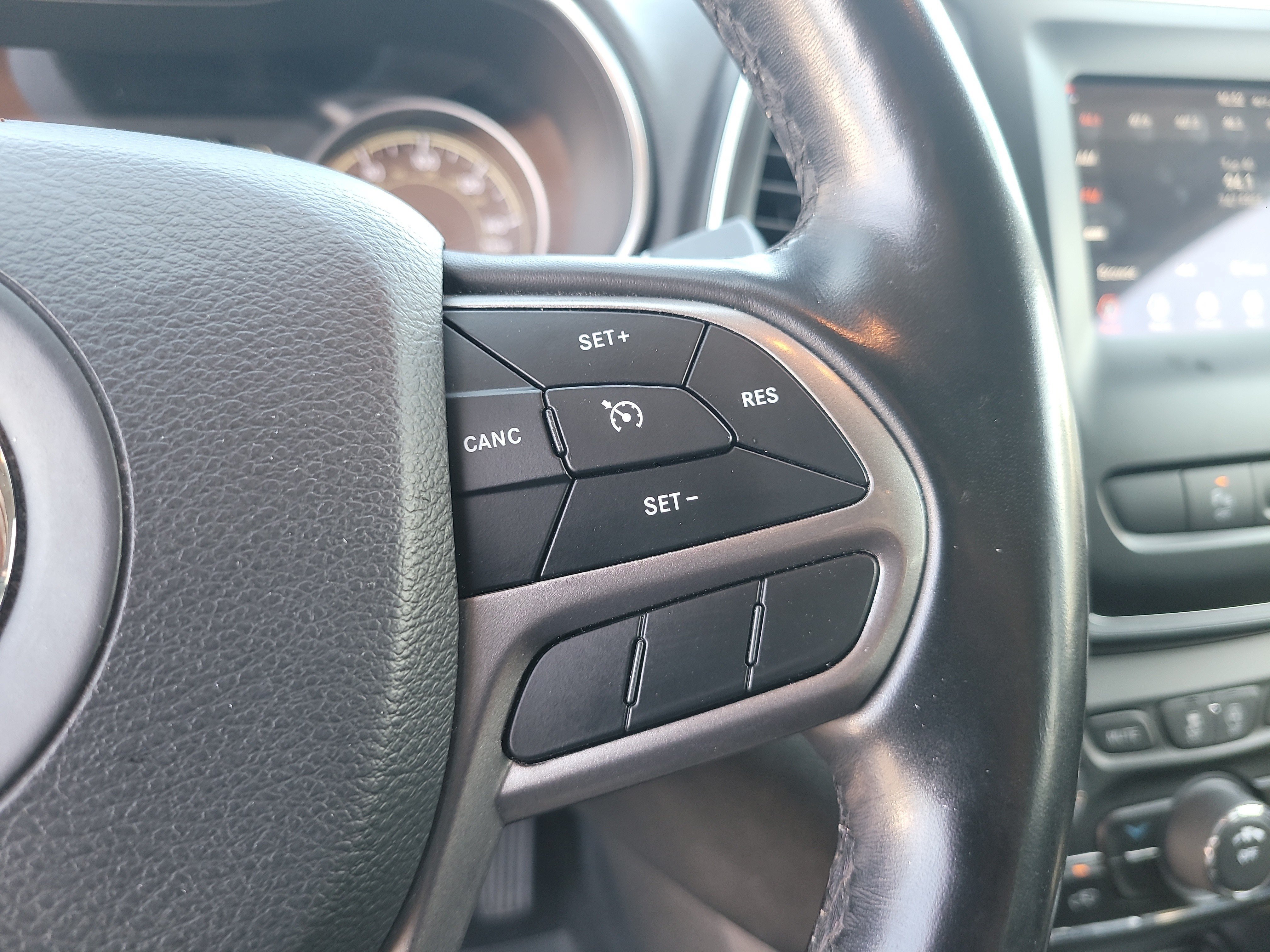 Used 2021 Sting-Gray Clearcoat Jeep Latitude Plus image 28