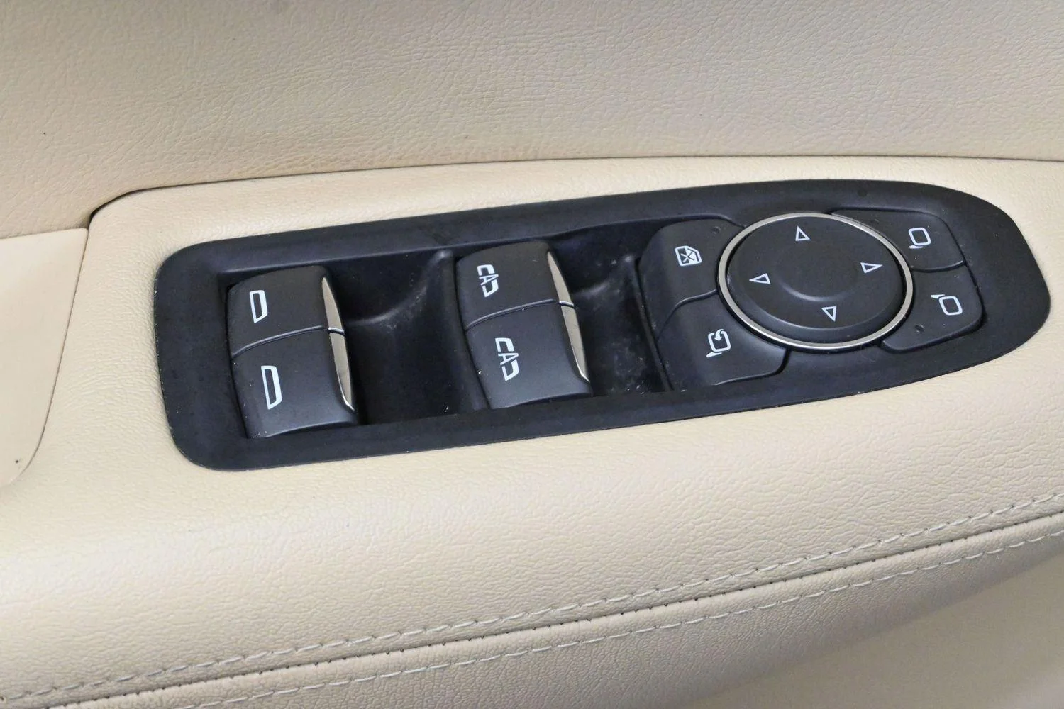 Used 2019 RADIANT SILVER METALLIC Cadillac Luxury FWD image 13