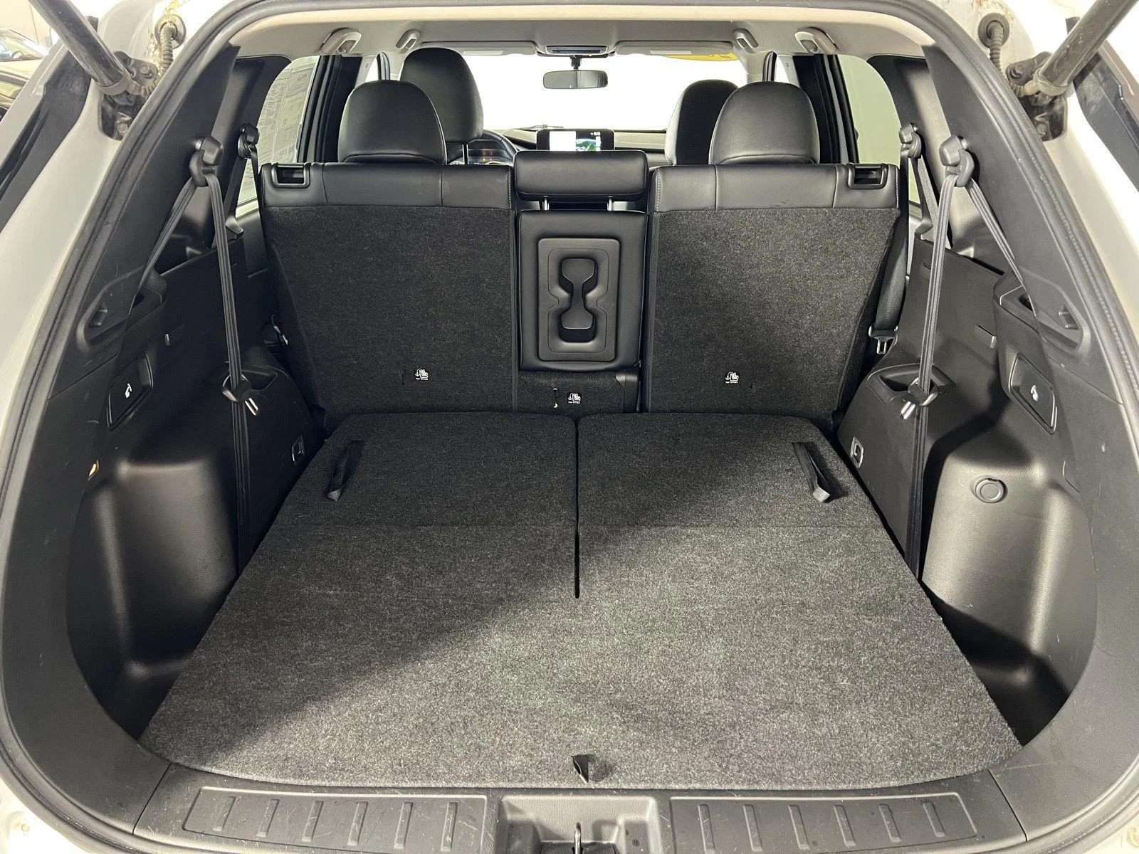 Used 2023 White Diamond Mitsubishi SE image 30