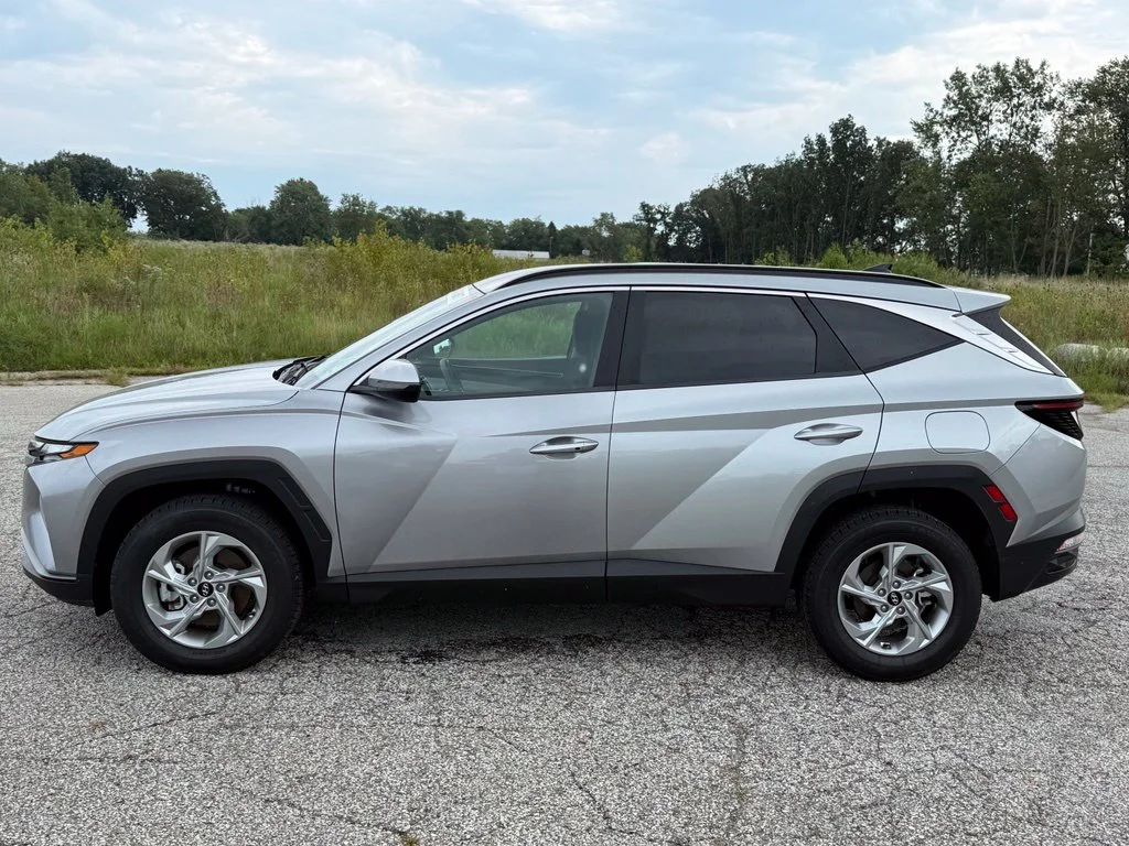 Used 2022 Silver Hyundai SEL image 4