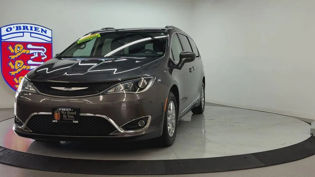Used 2020 Crystal Metallic Chrysler Touring L image 9