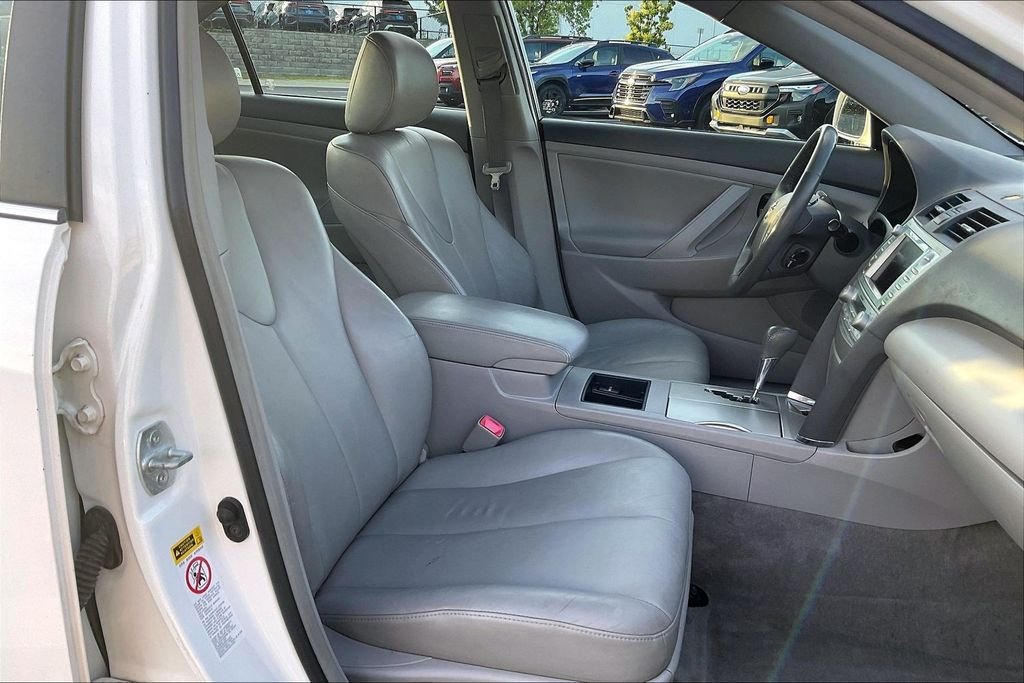 Used 2007 White Toyota Base image 6