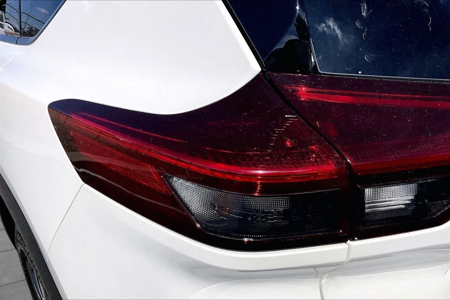 Used 2023 Pearl White Tricoat/Super Black Nissan SL image 25