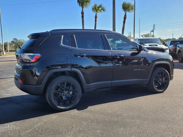 New 2026 Diamond Black Crystal Pearl-Coat Exterior Paint Jeep Latitude image 7