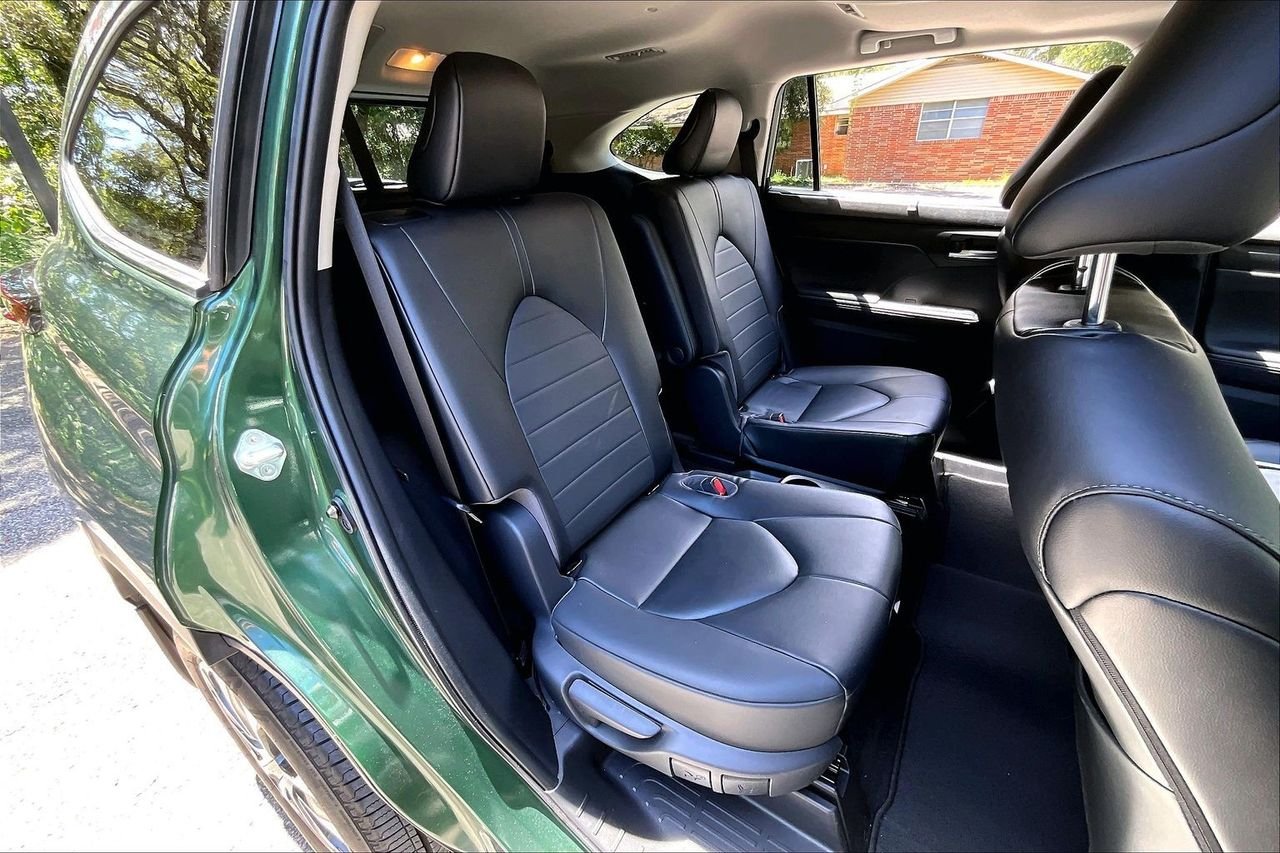 Used 2023  Toyota XLE image 22