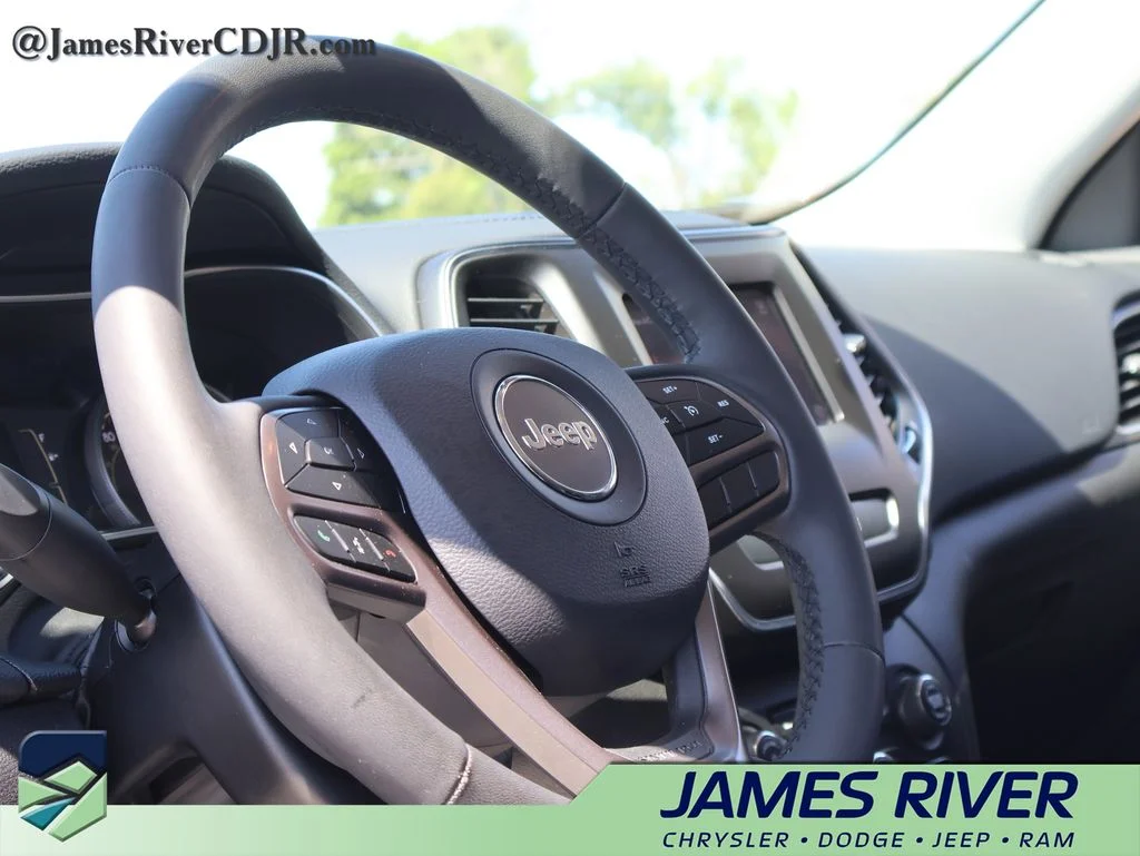 Used 2021 Silver Jeep Latitude Lux image 24
