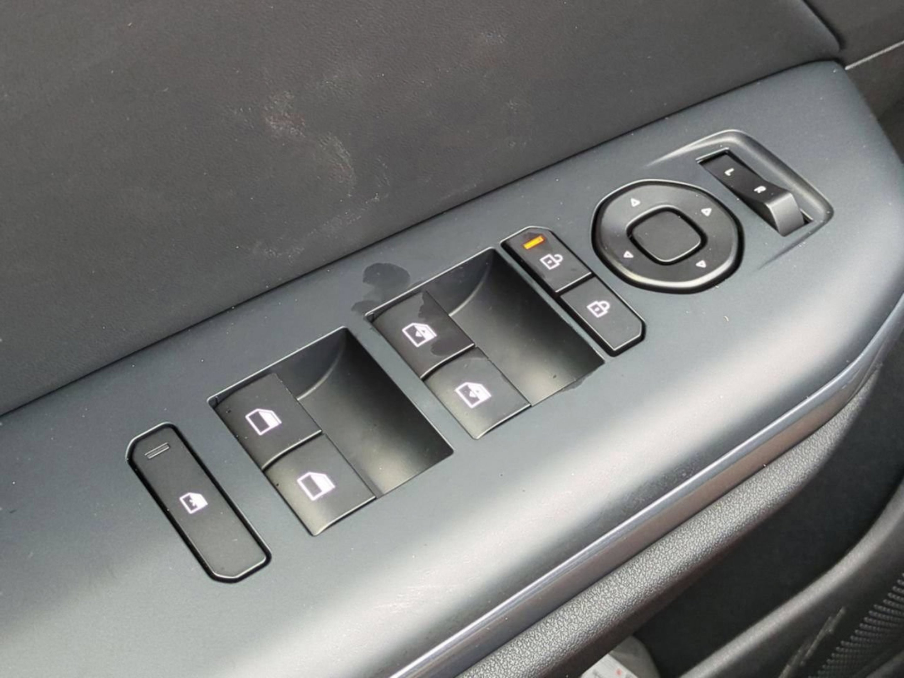 New 2026 Snow White Pearl Kia EX image 25