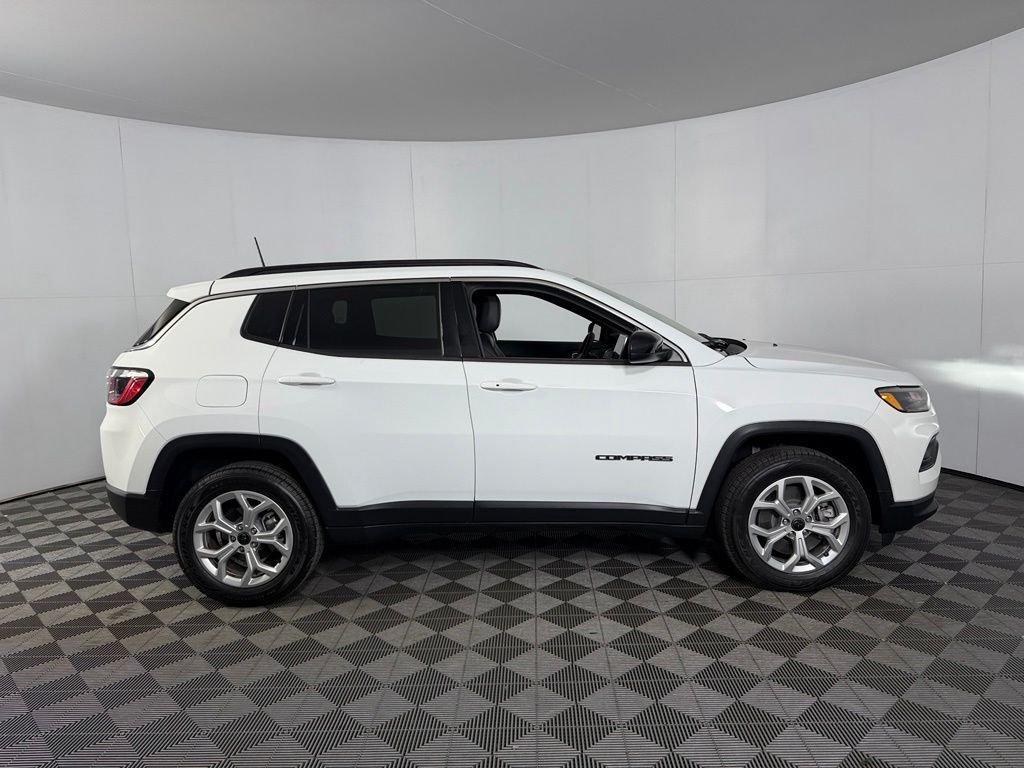 Used 2025 White Jeep Latitude image 7