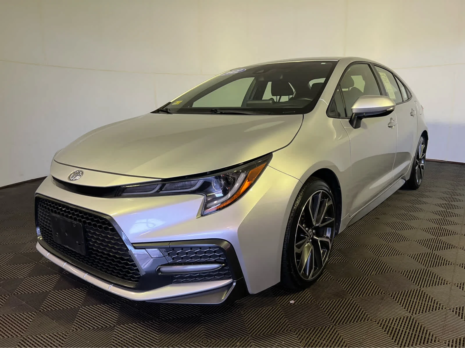 Used 2022 Classic Silver Metallic Toyota SE image 3