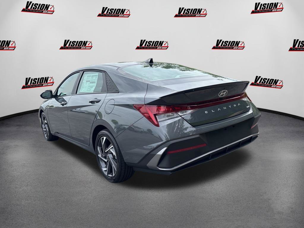 Used 2025 Gray Hyundai SEL Sport image 7