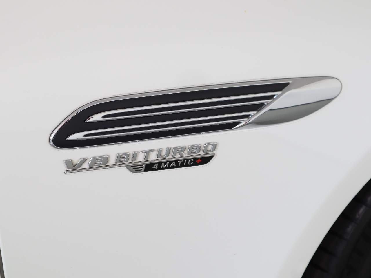 Used 2022 MANUFAKTUR Moonlight White Metallic Mercedes-Benz AMG® SL 63 image 9