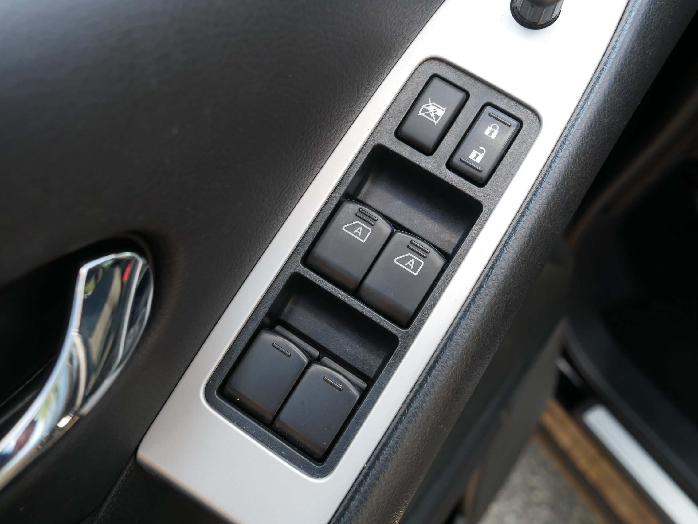Used 2014 Super Black Nissan SV image 19