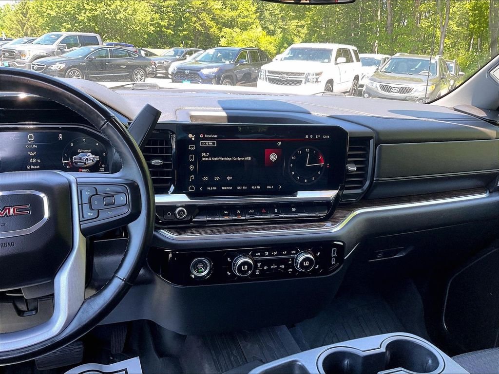 Used 2023 White GMC Elevation image 18