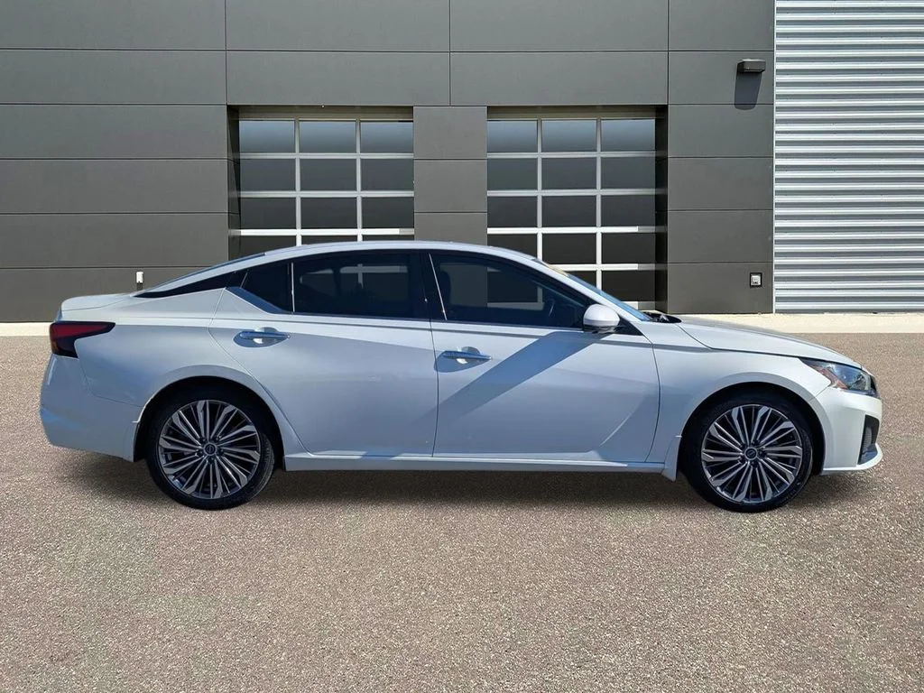 Used 2024 Pearl White Tricoat Nissan 2.5 SL image 4