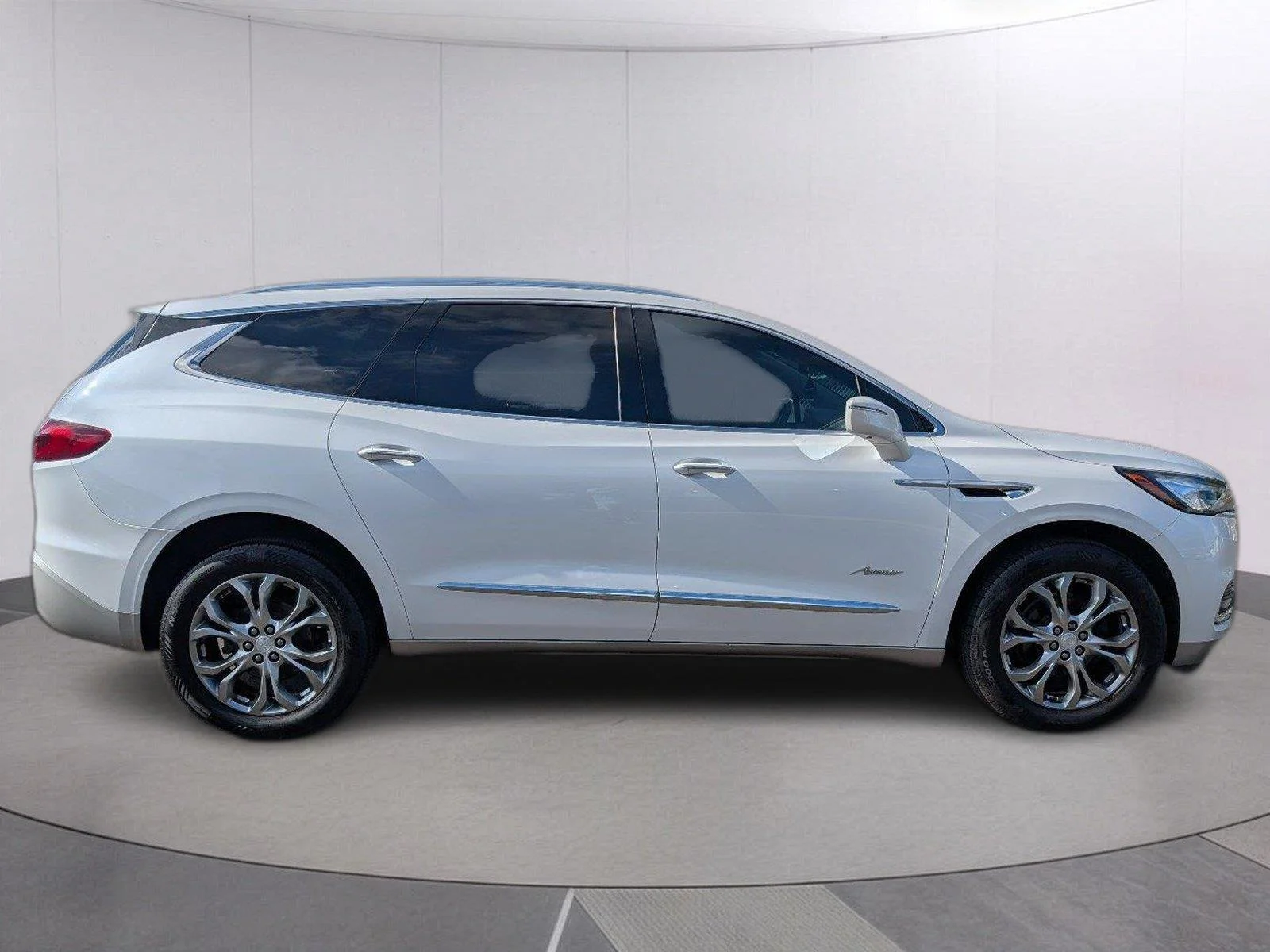 Used 2018 Includes Satin Nickel lower exterior accent color. Buick Avenir image 8