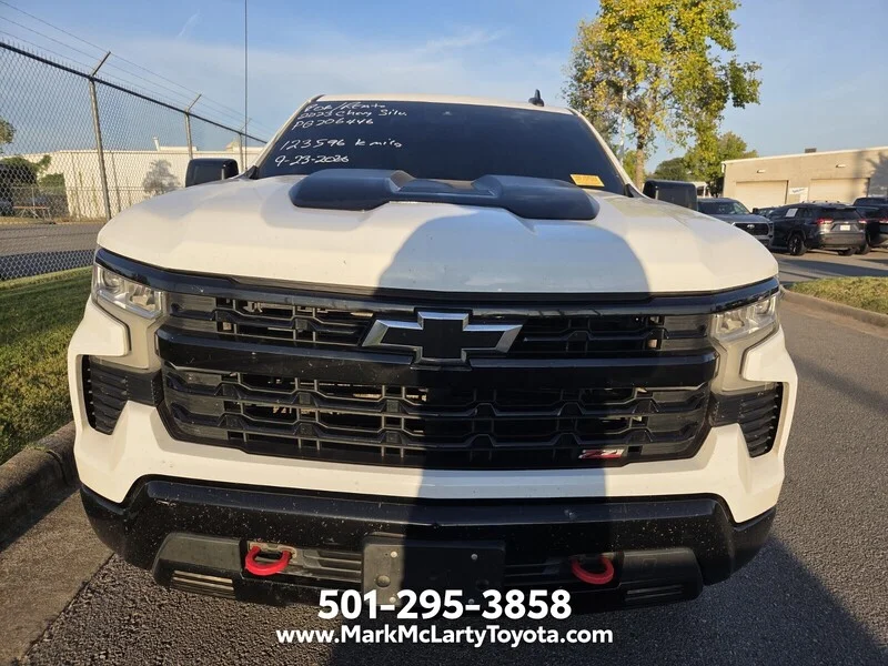 Used 2023 WHITE CHEVROLET 4WD CREW CAB 147" LT TRAIL BOSS image 2