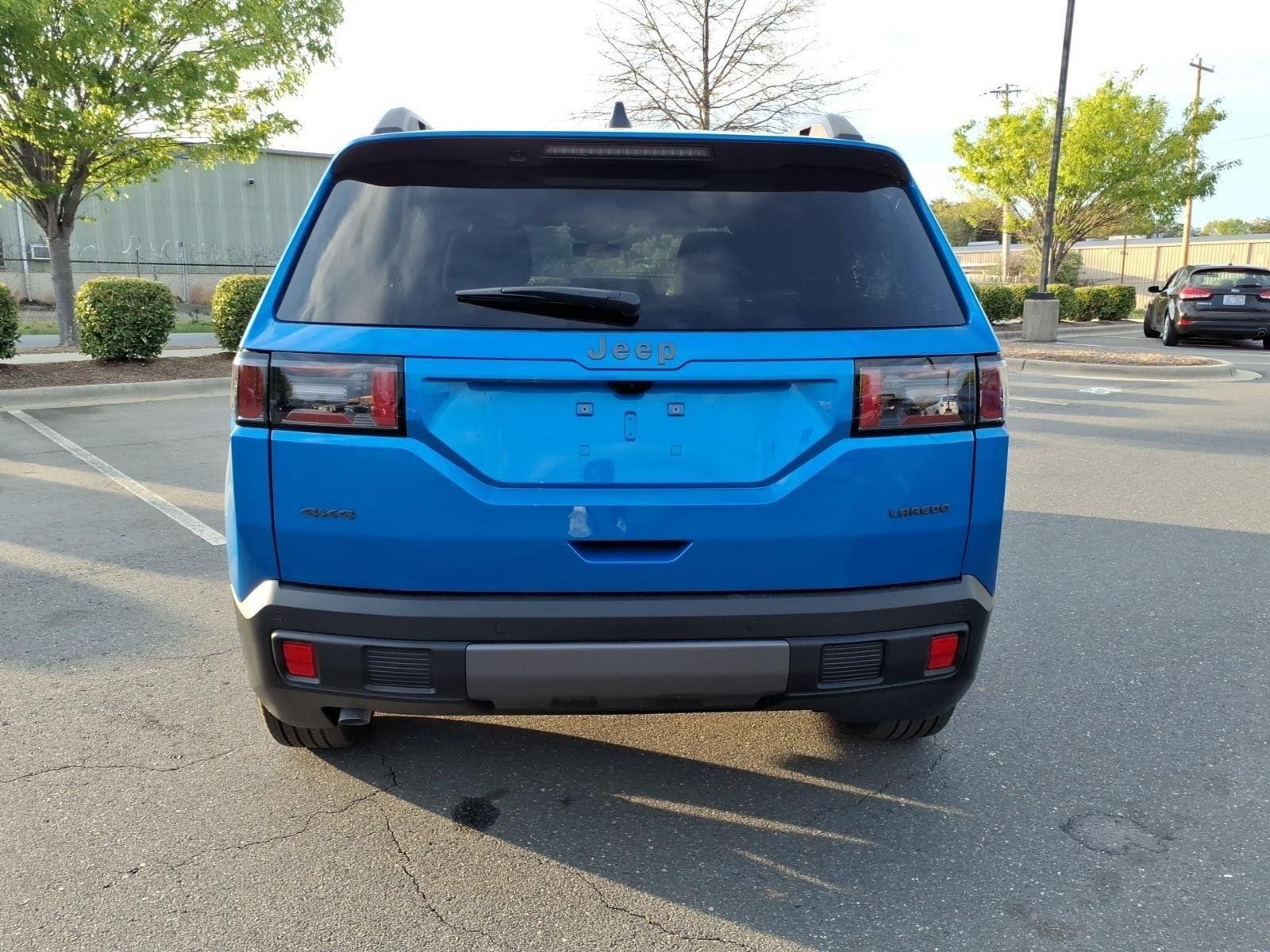 New 2026 Hydro Blue Pearl-Coat Exterior Paint Jeep Laredo image 16