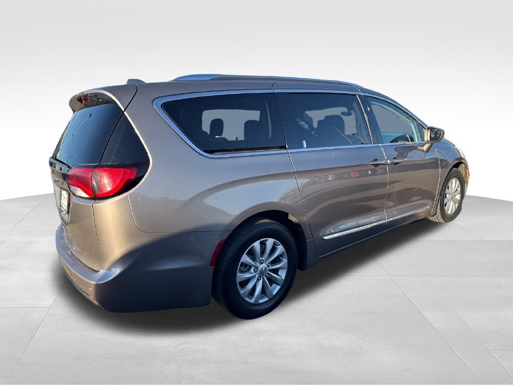 Used 2018 Silver Chrysler Touring L Plus image 5