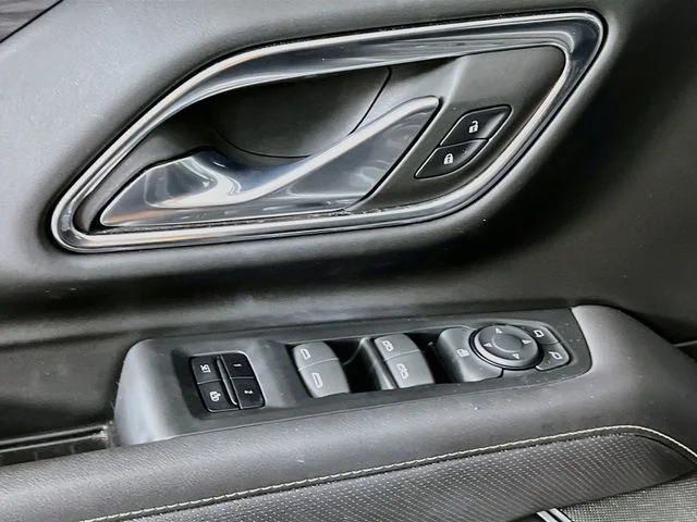 Used 2023 Silver GMC SLT image 9