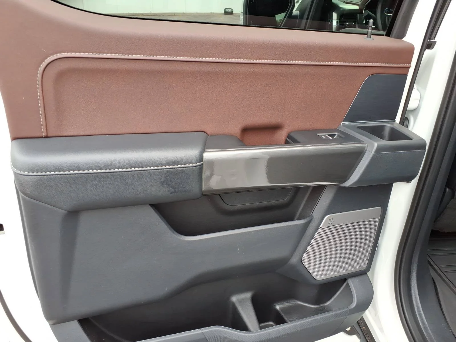 Used 2023 White Metallic Ford LARIAT image 9