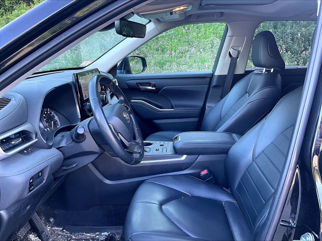 Used 2023 Black Toyota XLE image 4