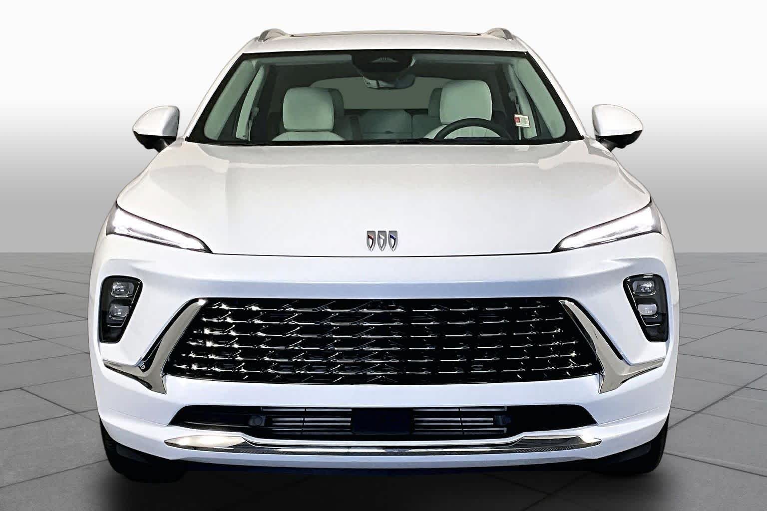 Used 2025 Iridescent White Tricoat Buick Avenir image 4