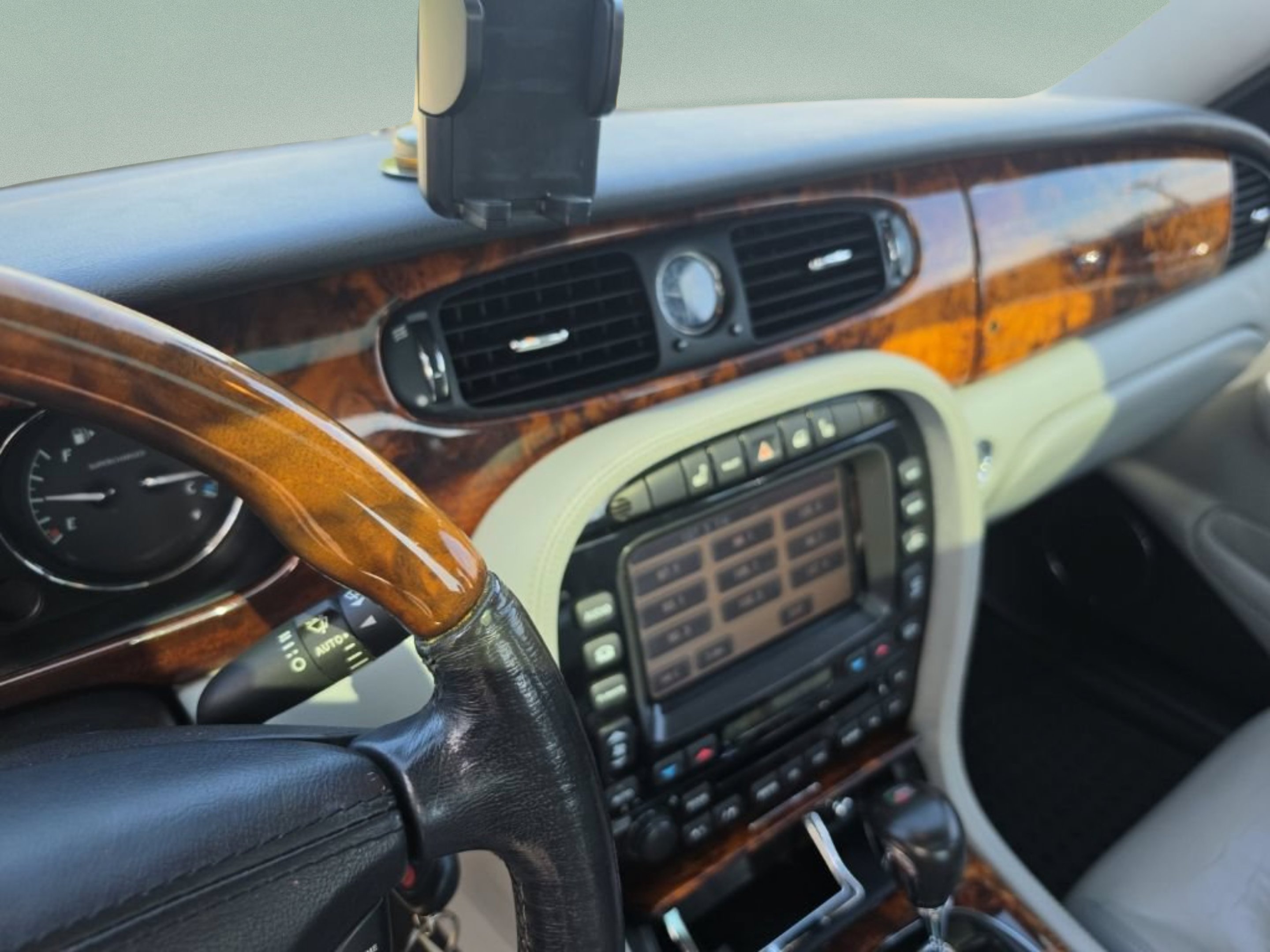 Used 2004  Jaguar XJR image 17