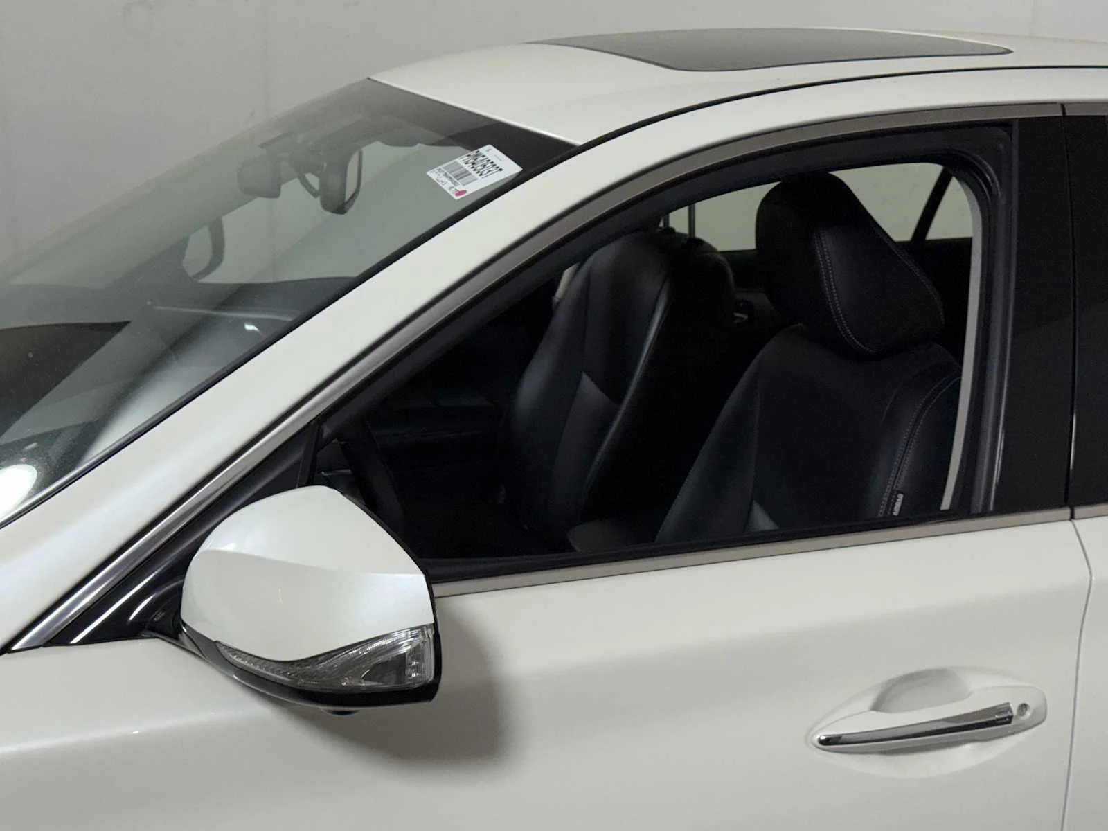 Used 2023 Majestic White INFINITI LUXE image 29