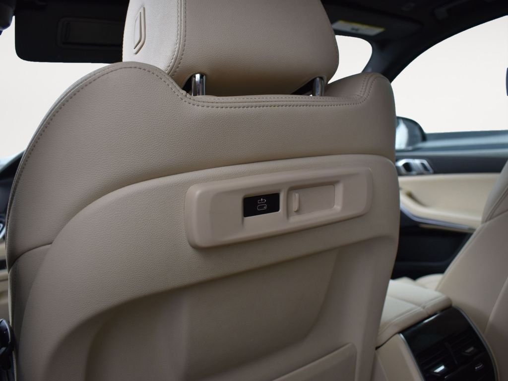 Used 2022 White Metallic BMW sDrive40i image 26