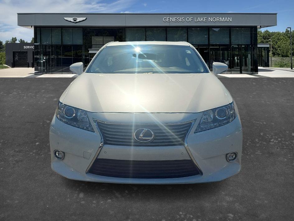 Used 2015 Starfire Pearl Lexus Hybrid image 2