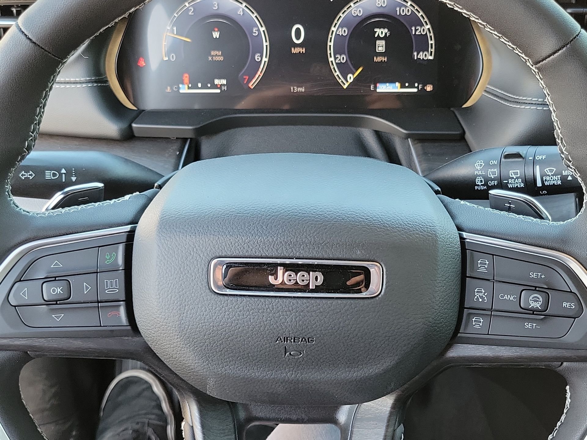 New 2026 Diamond Black Crystal Pearl-Coat Exterior Paint Jeep Altitude image 4