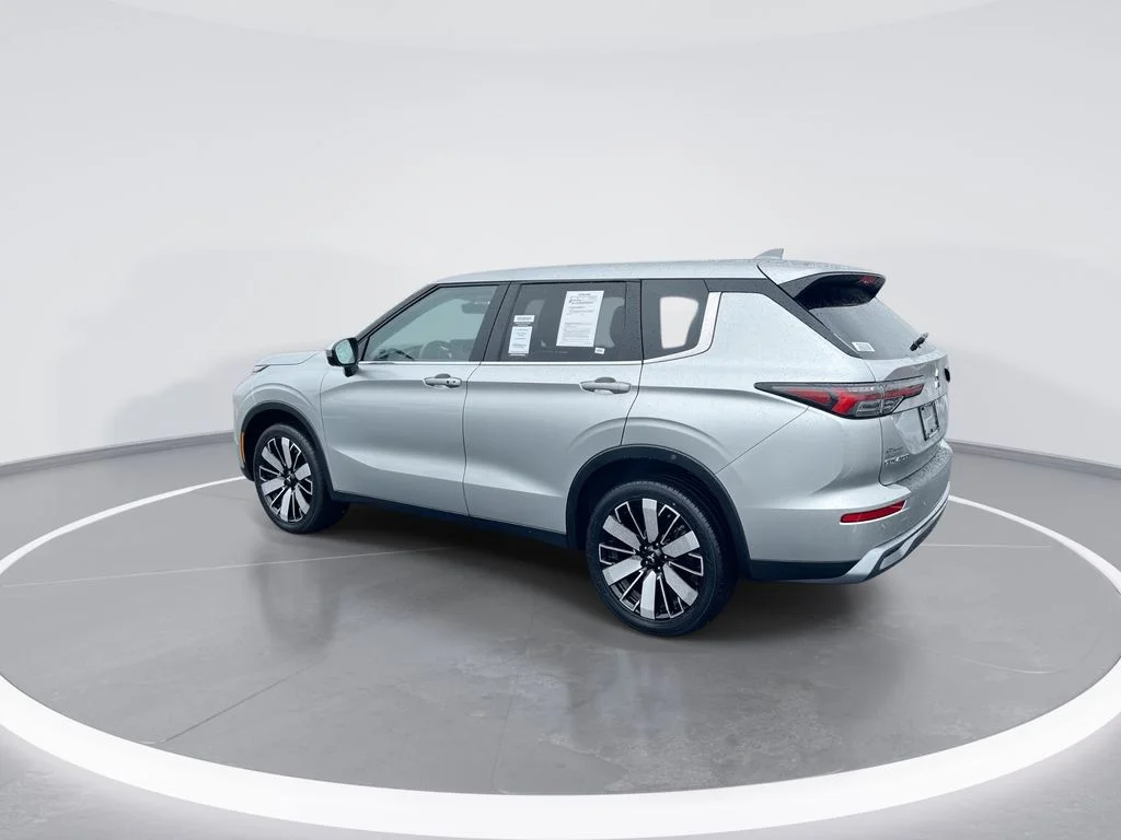 Used 2025 Silver Mitsubishi SE image 6