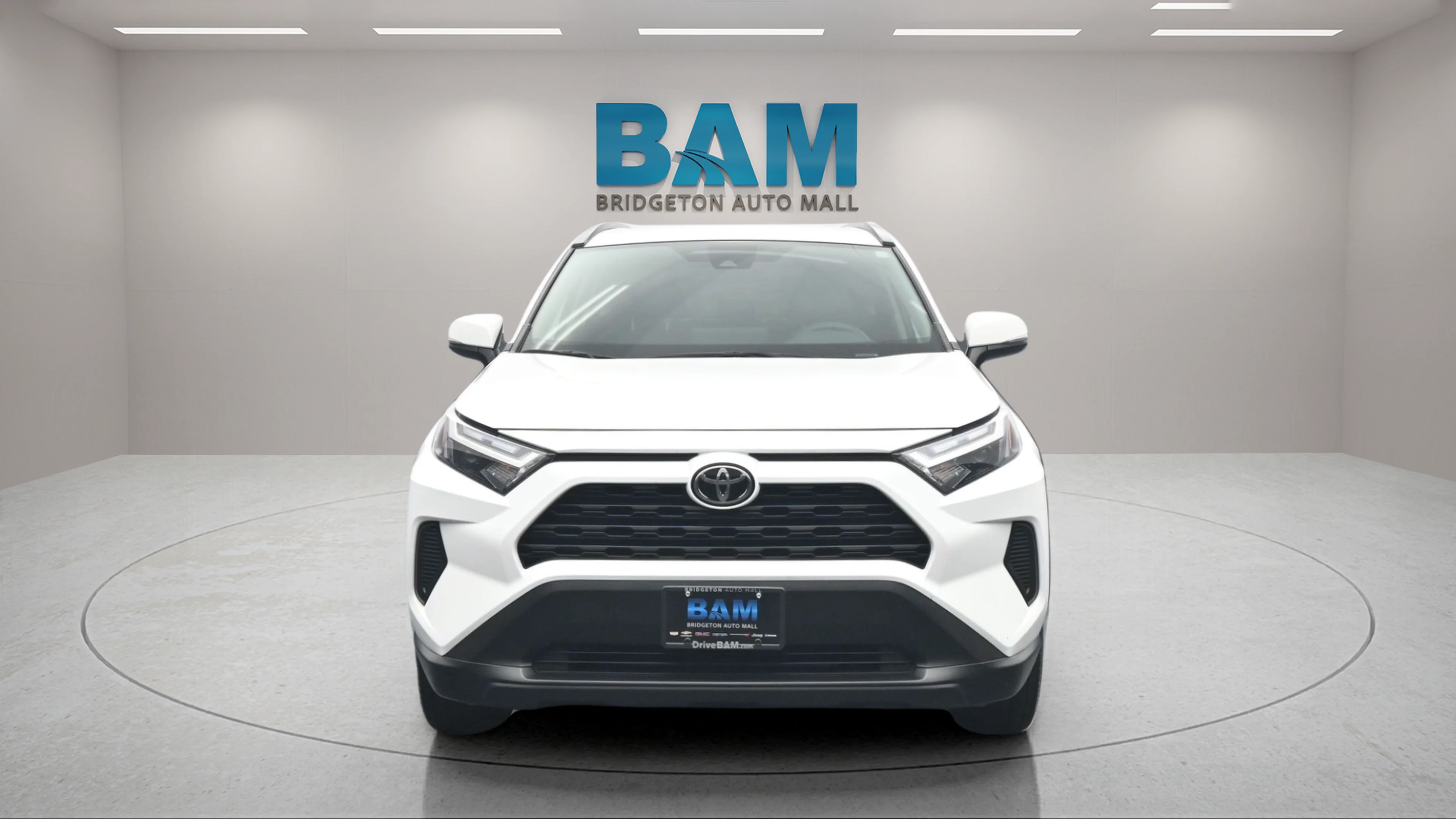 Used 2025 White Toyota XLE image 2